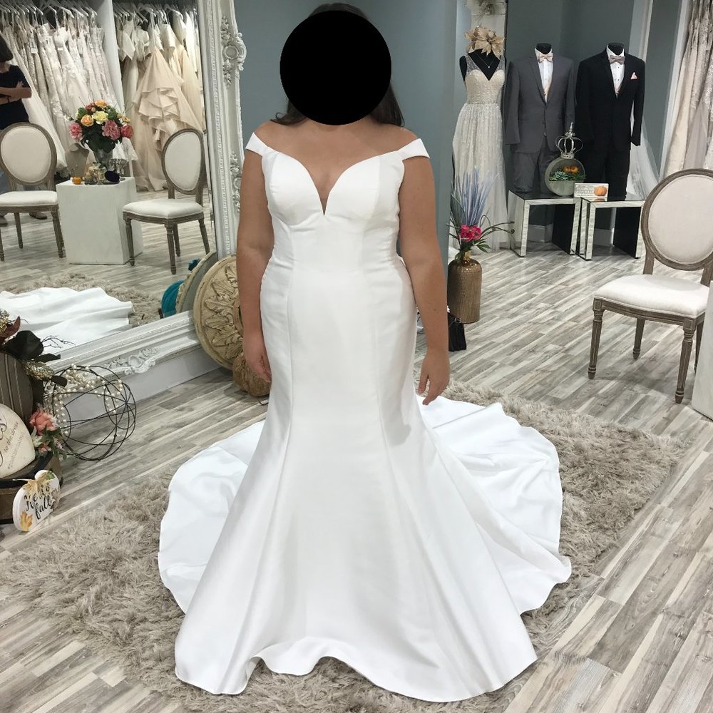 Wedding dress, Essence of Australia size 22